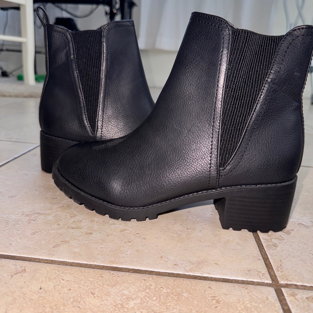 🤍Nordstrom🤍 Mia Chelsea Boots Never Worn!